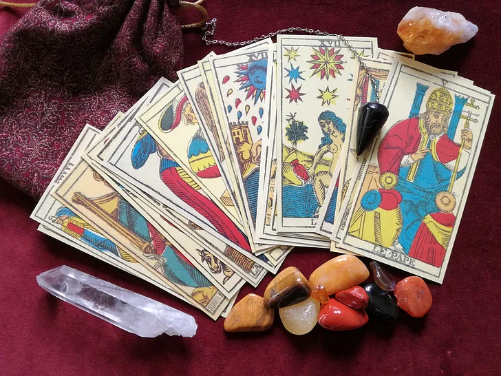 Cristales, péndulo y baraja de tarot para preparar el ritual - Amazonita